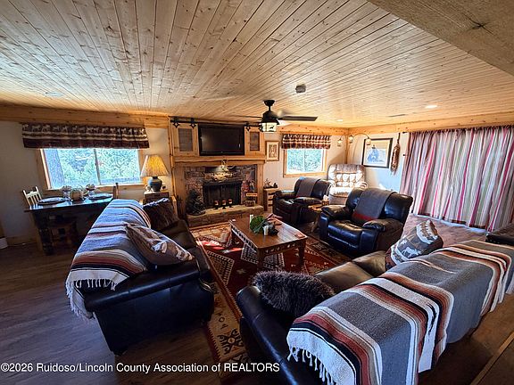 5th image of 142 N Oak Dr