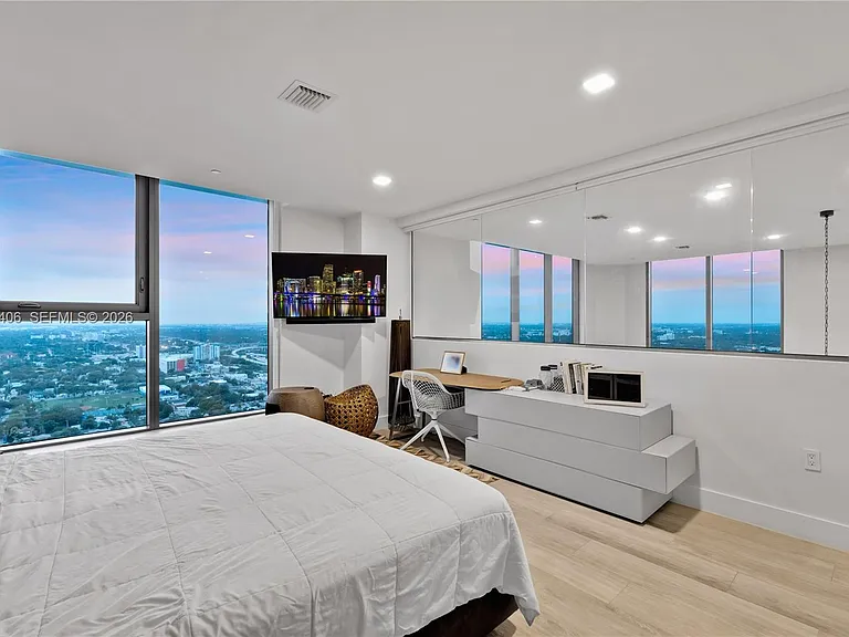 121 NE 34th St #Penthouse 3217 — Photo 24
