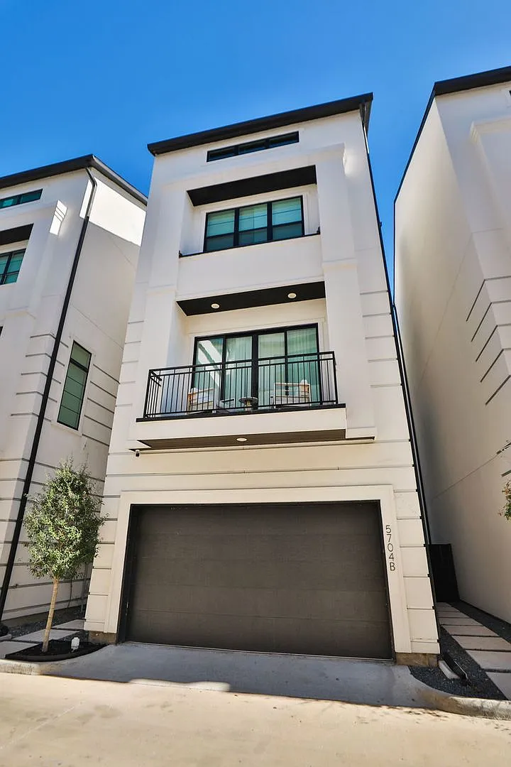 Luxury Lease Offering $500 Off 3rd Months' Rent Apply By 09/15 Gated 4-Story Home | 3 Bed, 3.5 Ba... — Photo 3