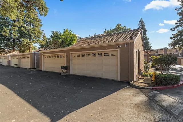 3833 Burton Cmn — Photo 12