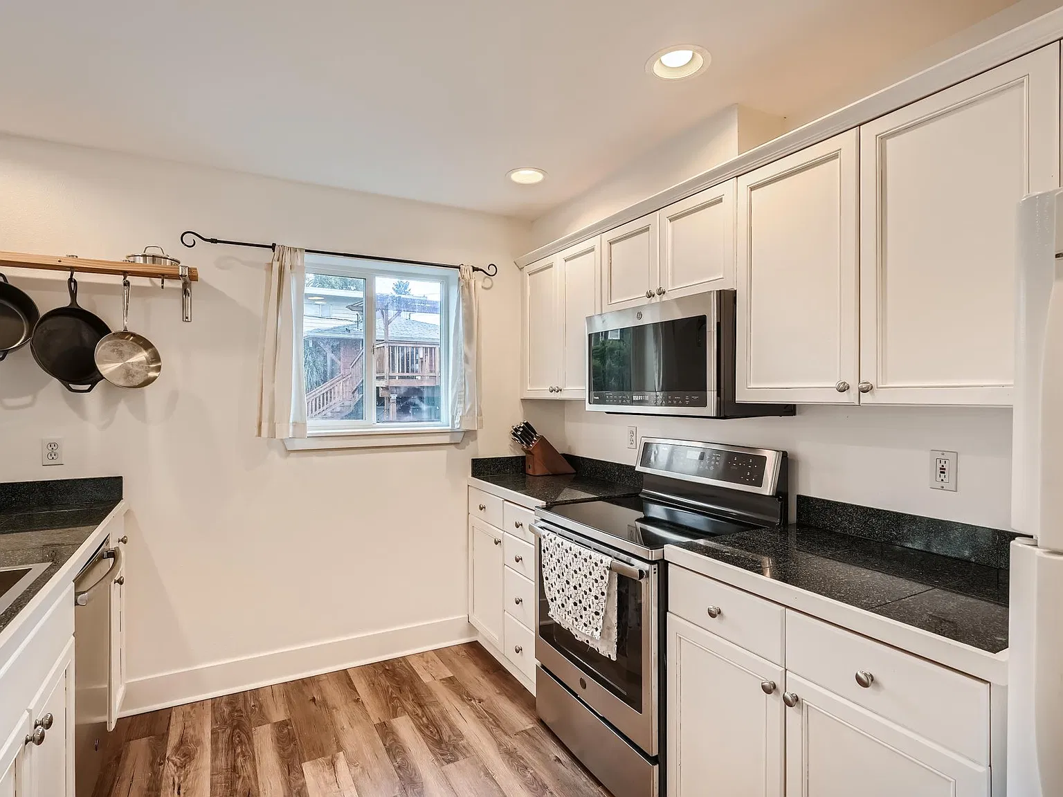 3 bed, 1150 sqft, $2,900 — Photo 3