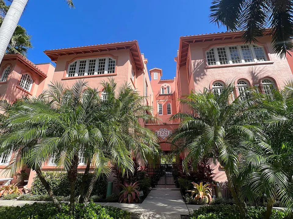 1221 N Palm Ave #205
