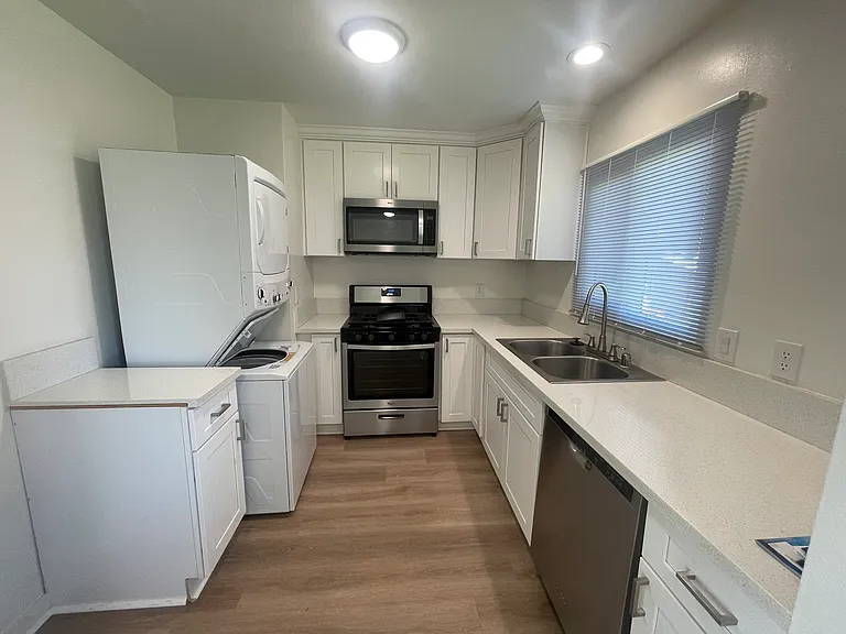 228 S Oak St — Photo 9