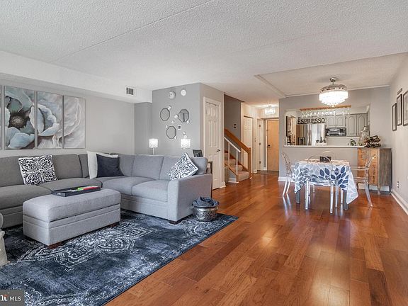 4th image of 1704 N Park Dr APT 319