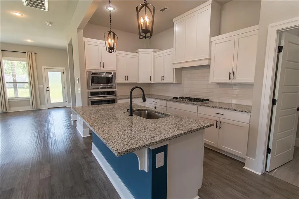 4 bed, 2.5 bath, 2208 sqft, $3,200 — Photo 4