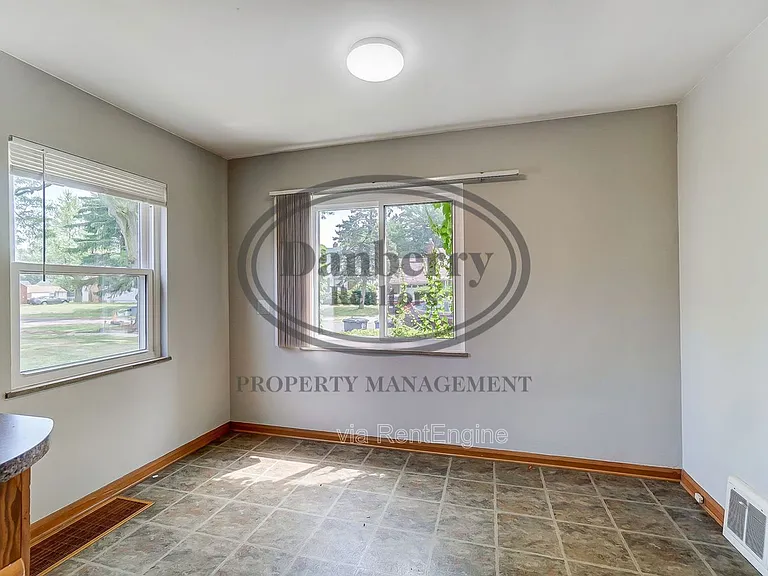 347 Darrow Ave — Photo 9