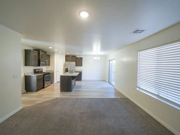 3243 S Fossil Hills Dr — Photo 2