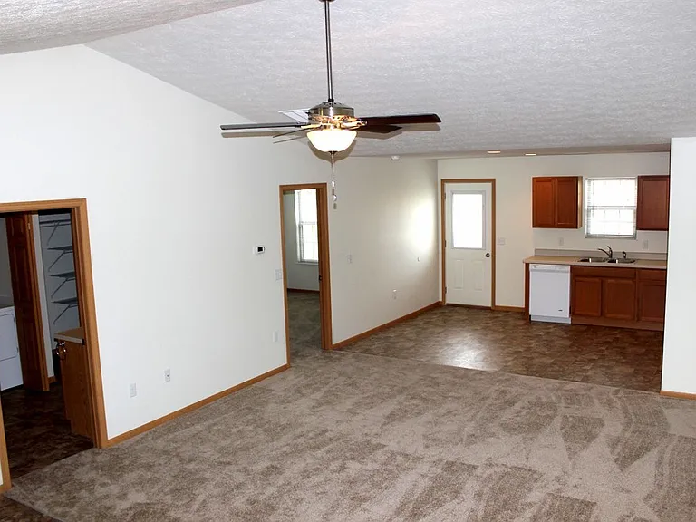 2206 Shamrock Ln — Photo 3