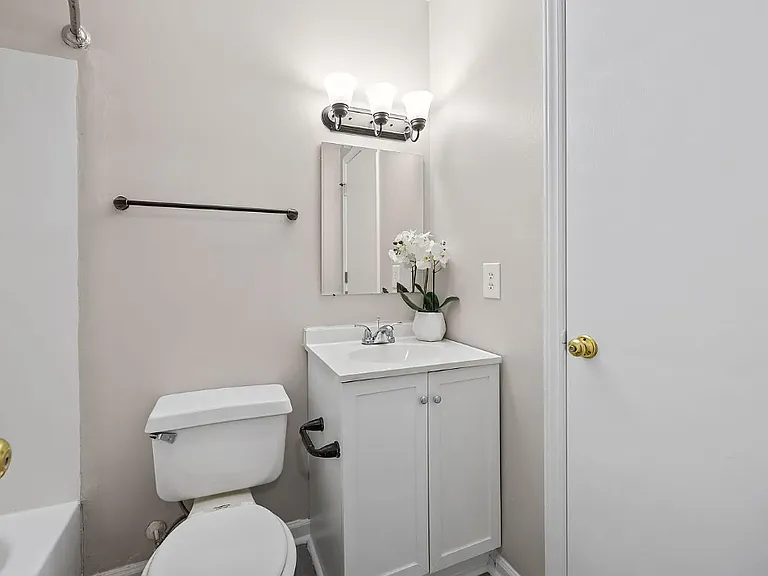 full bathroom - 2nd floor