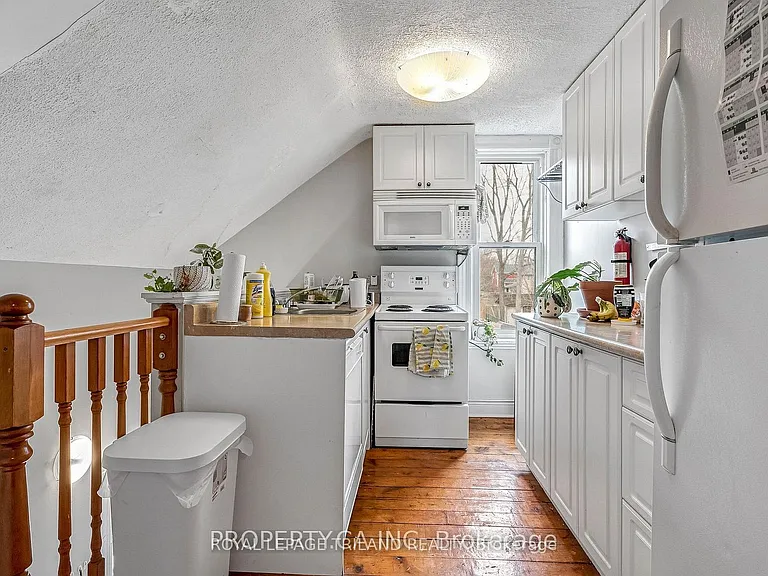 23 Saunby St #B — Photo 4