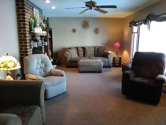 LR w/fireplace