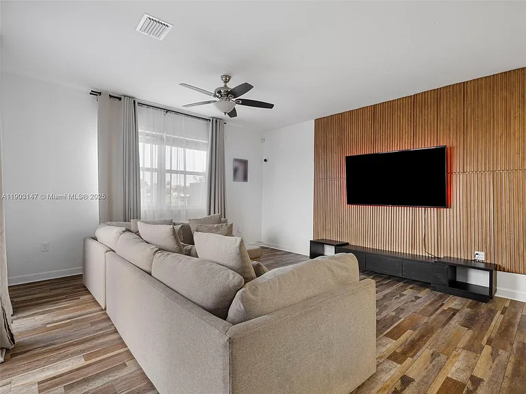 1411 SE 26th Rd — Photo 3