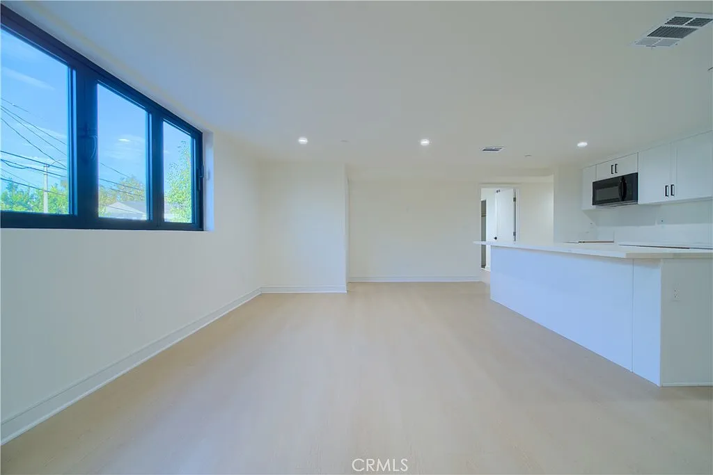 4 bed, 4.5 bath, 1805 sqft, $4,899 — Photo 2