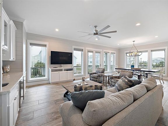 Living room - front entrance