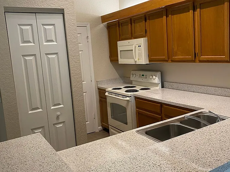 Crystal Pointe I — Photo 53