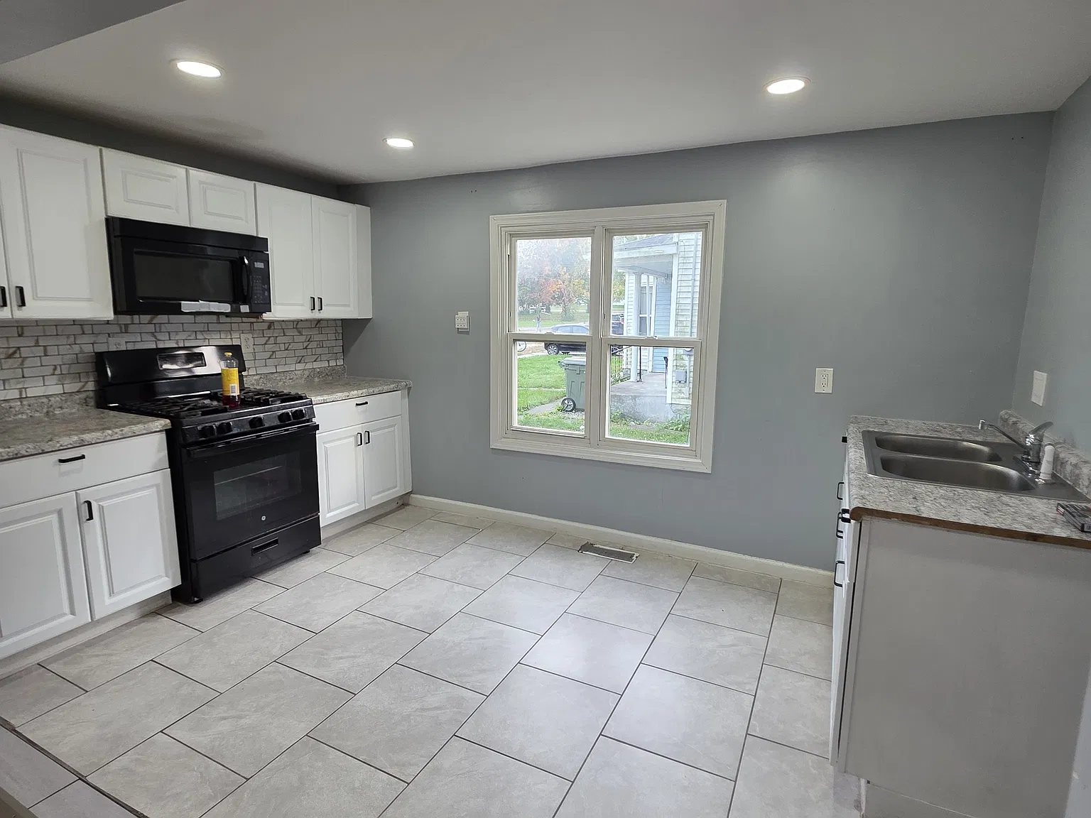 3 bed, 1048 sqft, $1,300 — Photo 3