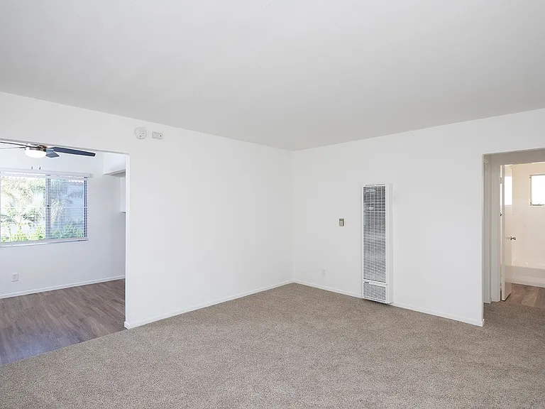 La Jolla / Village Area - Upstairs One Bedroom in the Village! — Photo 4