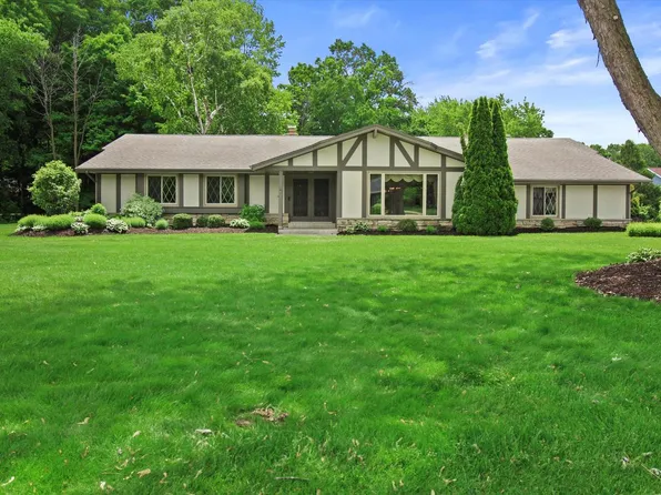 18585 Le Chateau DRIVE, Brookfield, WI 53045