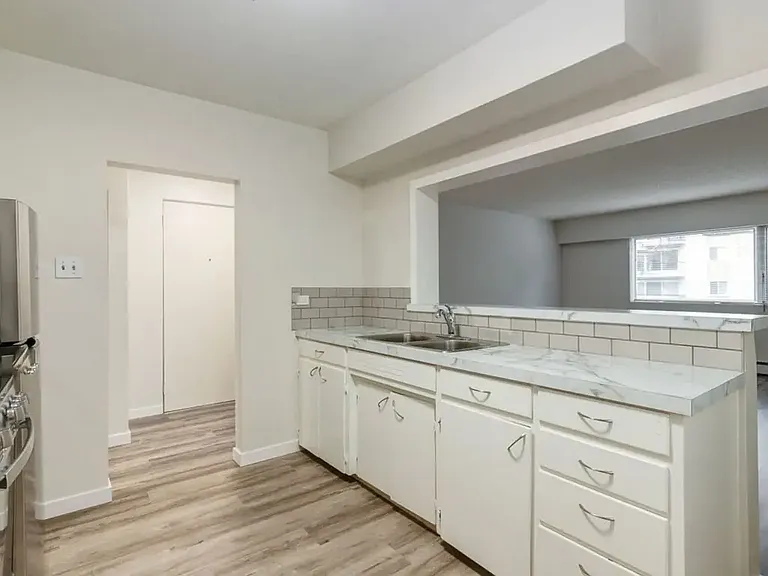 1028 13th Ave SW #6 — Photo 3
