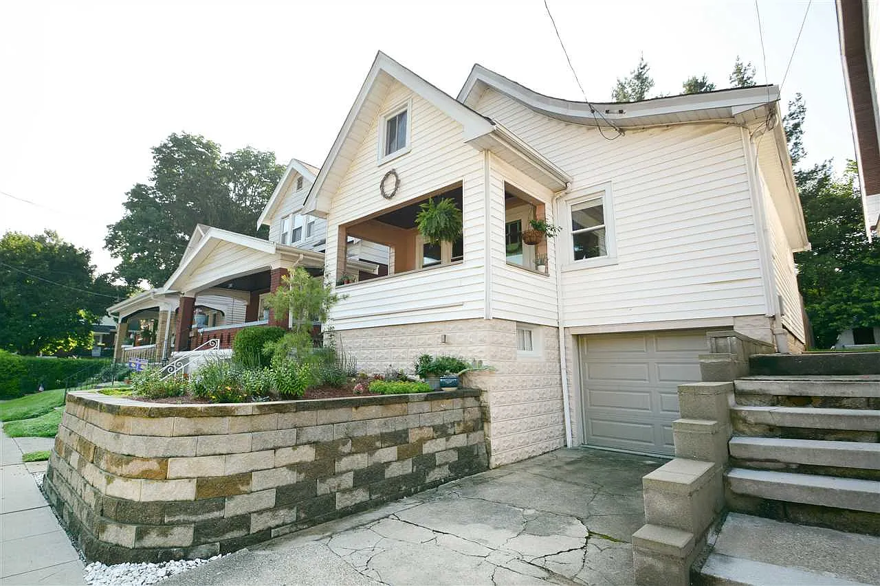 222 Roosevelt Ave photo 1