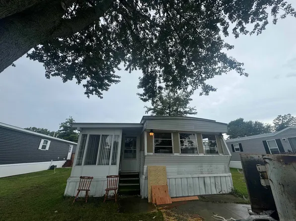 406 Deerfield Ln, Columbus, MI 48063