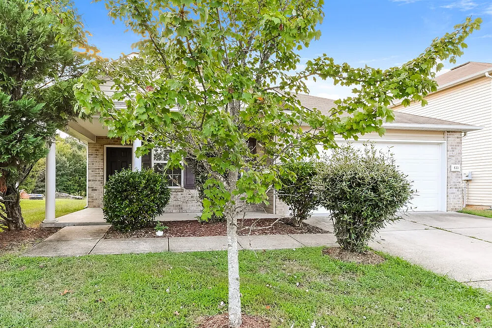 3 bed, 2.0 bath, 1664 sqft, $2,130 — Photo 1