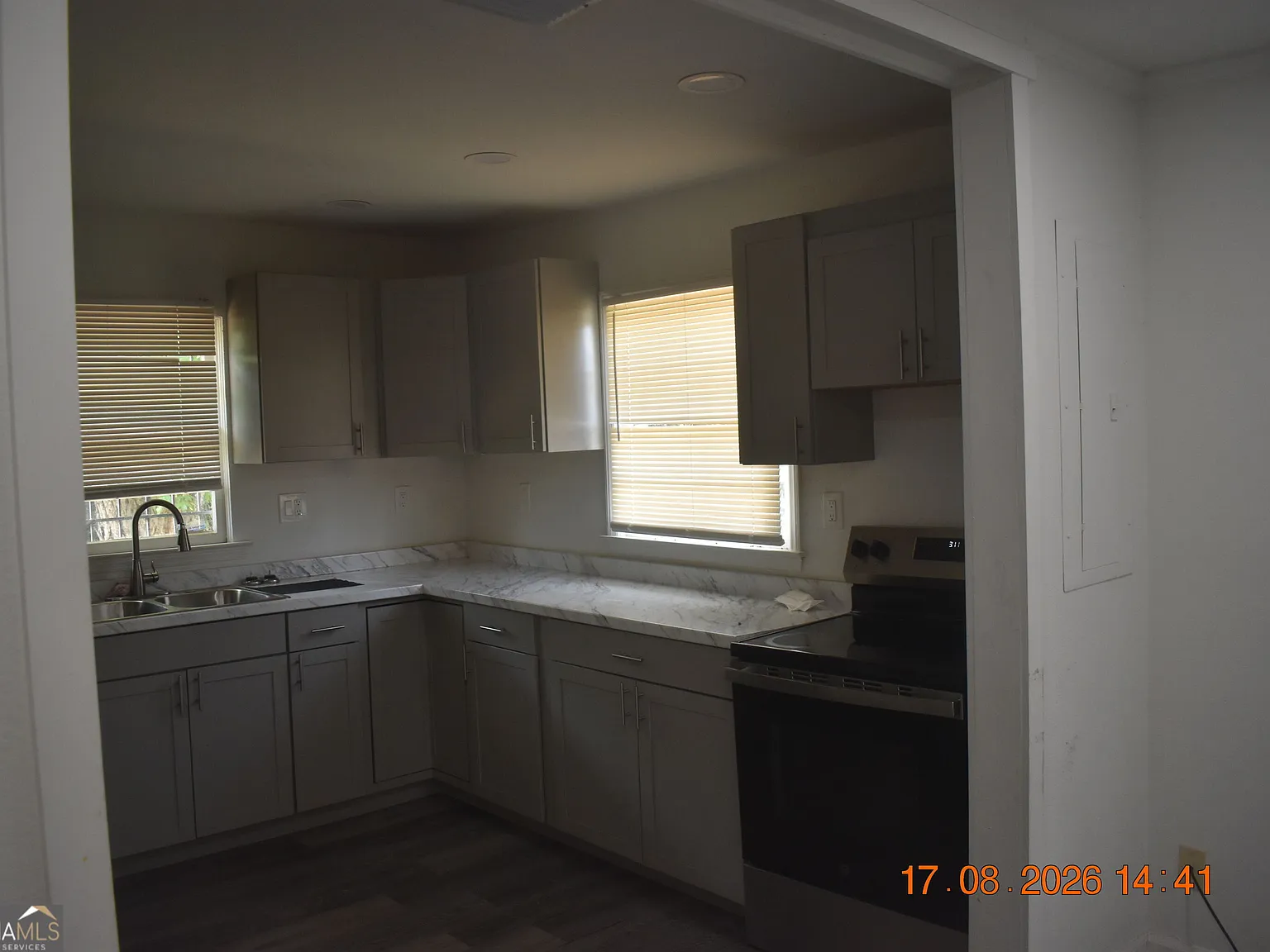 3 bed, 1.0 bath, 1081 sqft, $1,100 — Photo 4