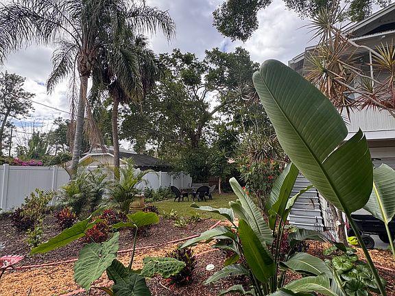 Hidden quiet oasis. Perfect for pets!