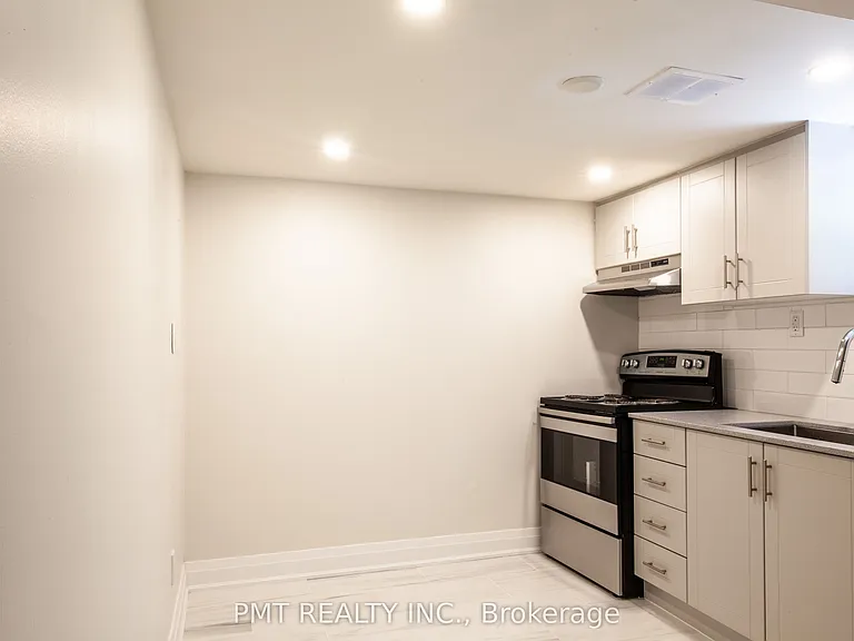 34 Robindale Ave #BASEMENT — Photo 3