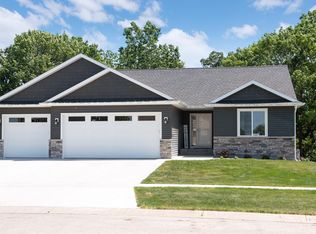 937 Snowbird Dr, Red Wing, MN 55066