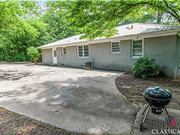 135 Hillside St — Photo 24