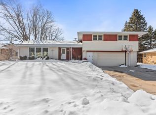 N88W17059 Elmwood Dr, Menomonee Falls, WI 53051