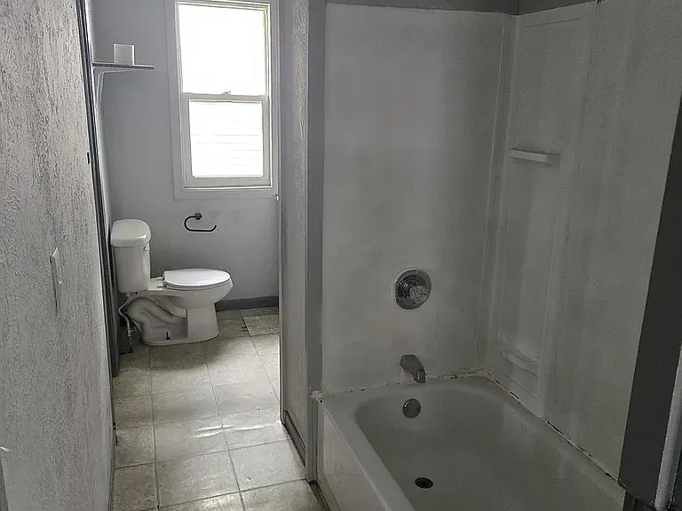 1512 E Bowman St — Photo 6
