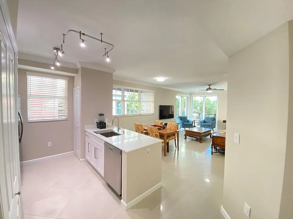 225 NE 1st St #202