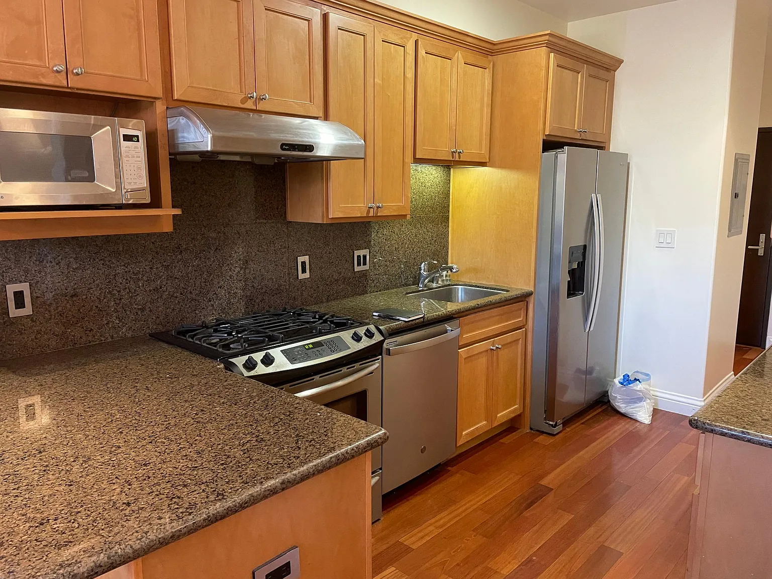3 bed, 1.5 bath, 900 sqft, $4,250 — Photo 2