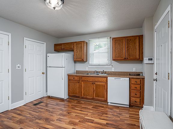 5th image of 906 W 14th St