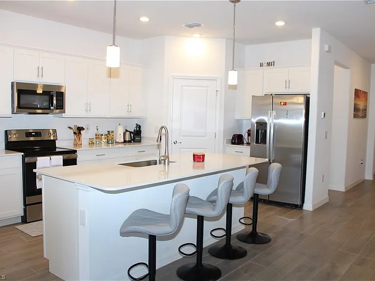 2261 Avocado Ln — Photo 2