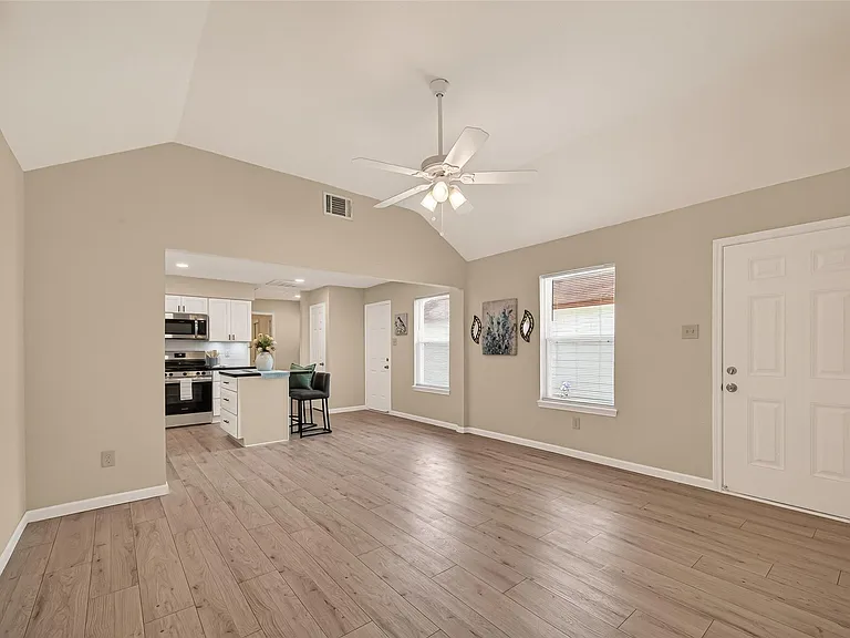 13843 Northlake Dr — Photo 2