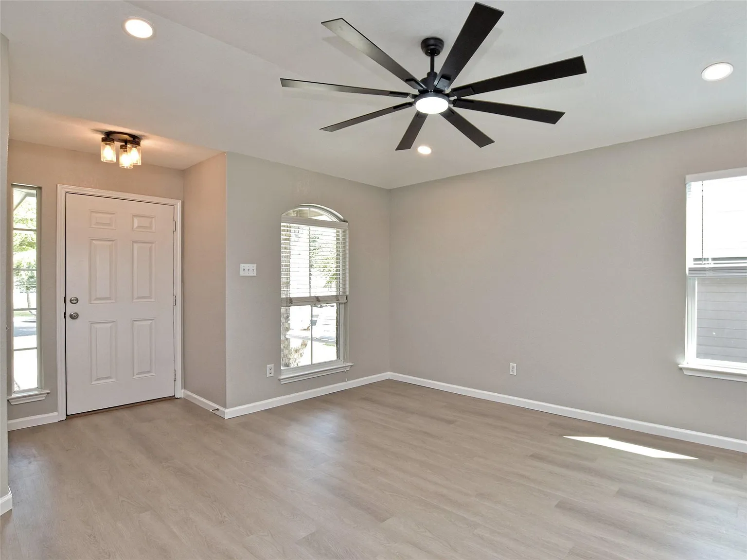 3 bed, 2.0 bath, 1190 sqft, $1,700 — Photo 4