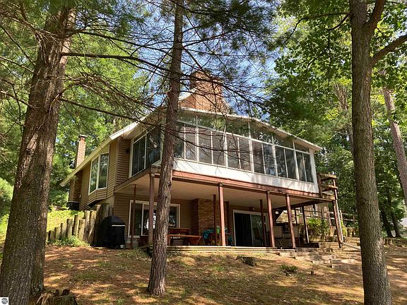 2nd image of 581 Abbott Rd