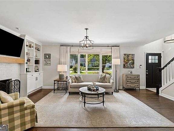 3rd image of 2304 Strathmore Dr NE