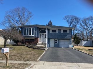 135 S Plaisted Ave, Hauppauge, NY 11788