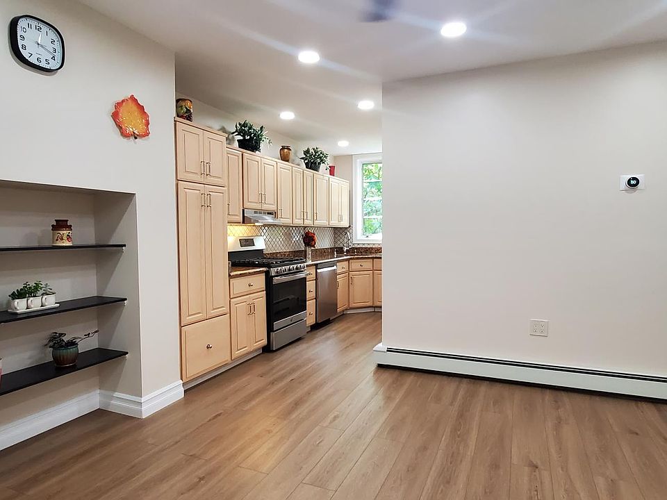 1st image of 257 S Broadway Floor 1