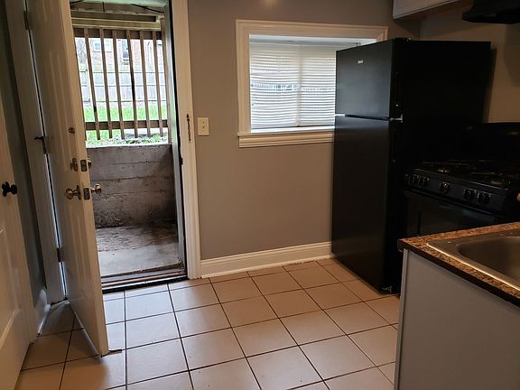3rd image of 8004 S Yale Ave Basement 8004