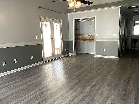 3rd image of 302 Deerwood Dr