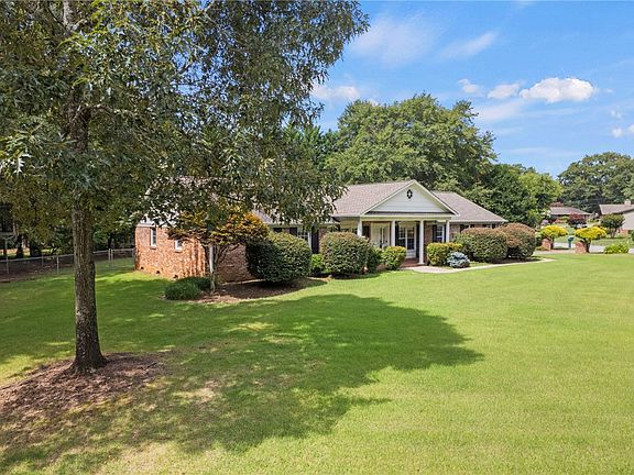 3rd image of 200 Pine Wood Dr