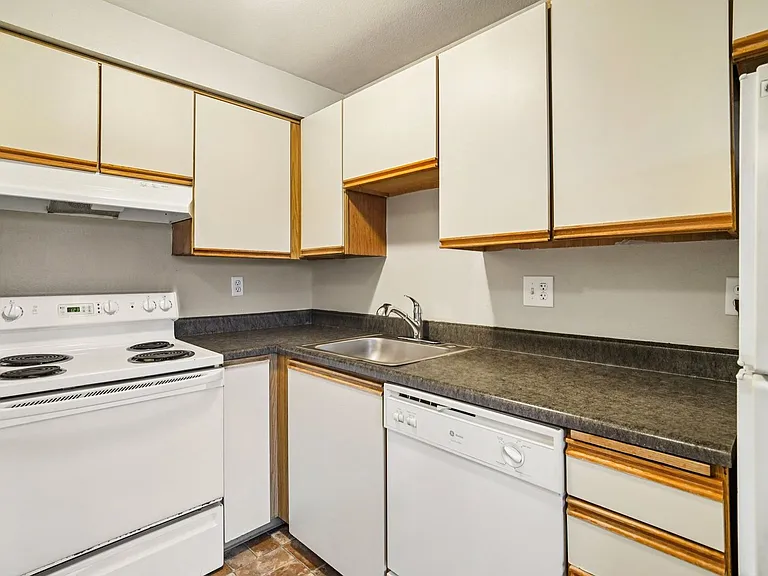 Adams Court Apartments — Photo 65