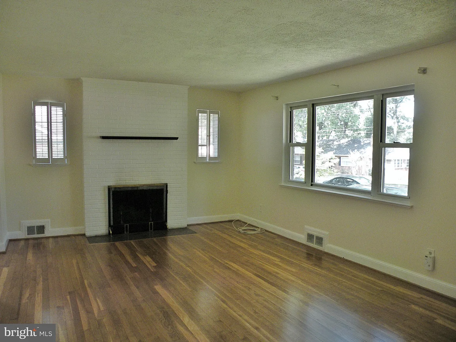 3 bed, 2.0 bath, 1226 sqft, $3,500 — Photo 3