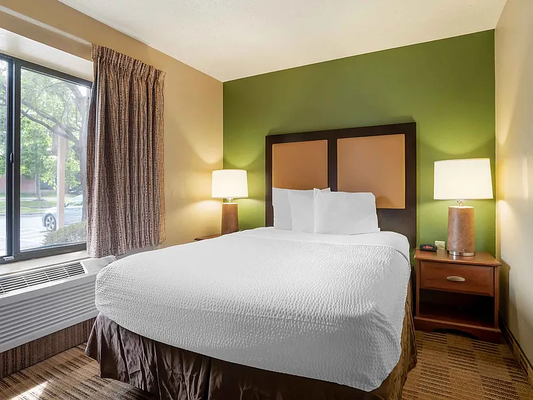 Deluxe Studio - 1 Queen Bed