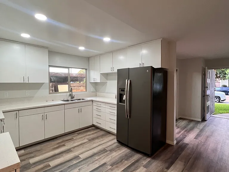 230 Rancho Dr — Photo 5